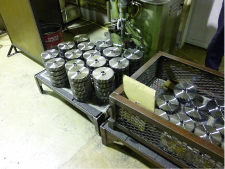 歯車部品のバリ取り作業