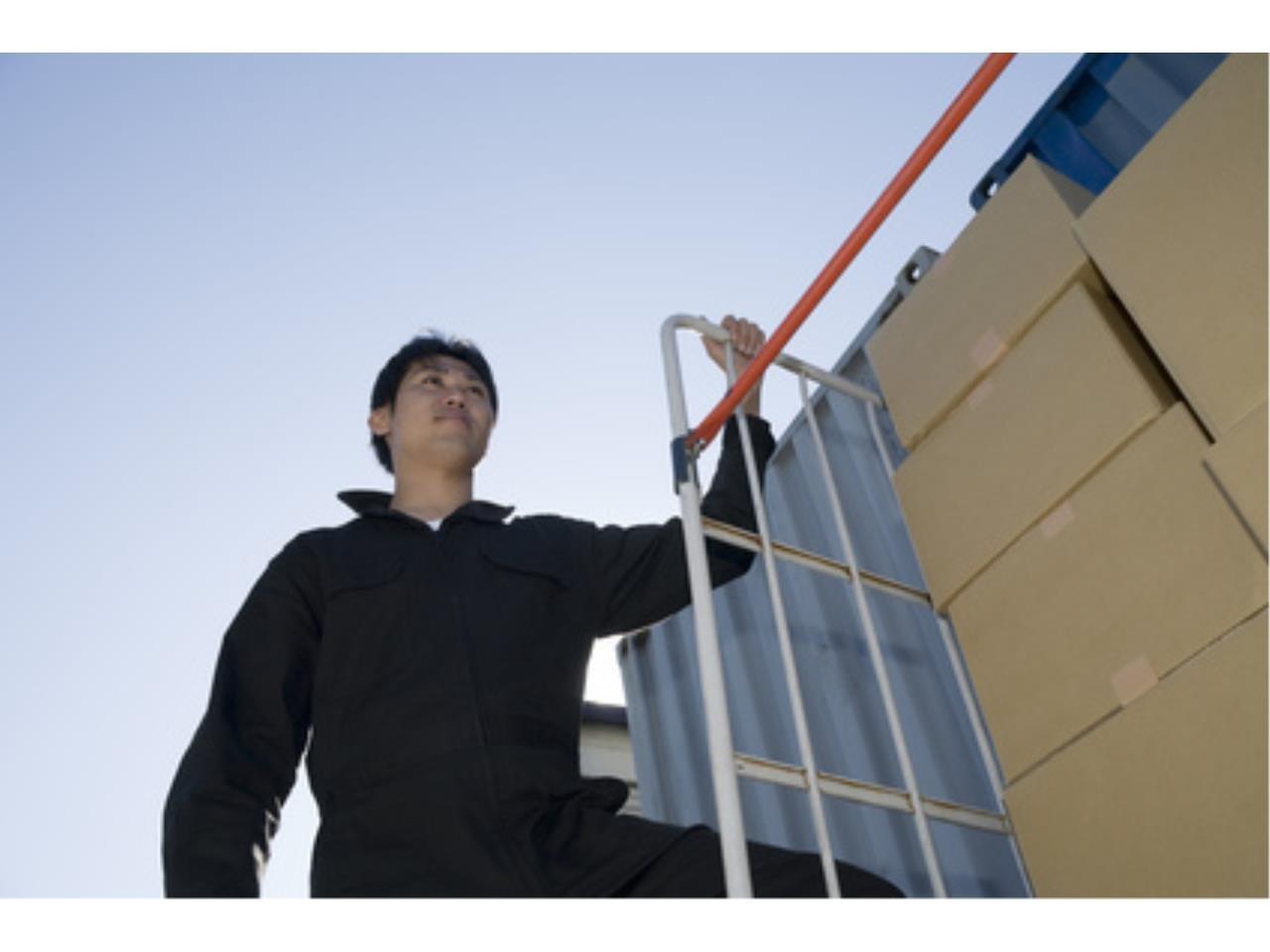 土日祝休み工場内での製品の箱詰め出荷作業