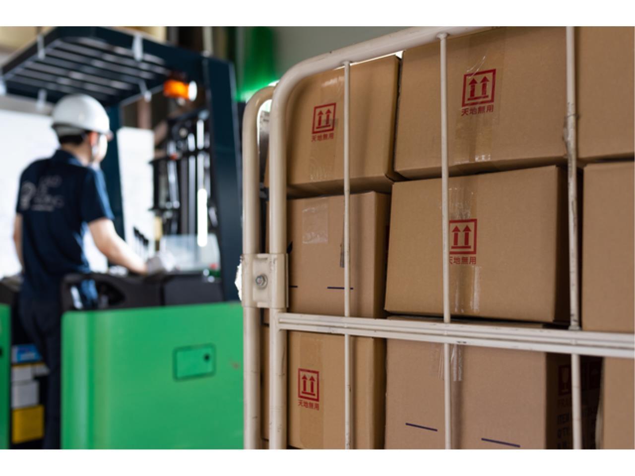 フォークリフトでの荷下ろし・格納運搬業務