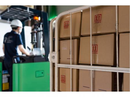 フォークリフトでの荷下ろし・格納運搬業務