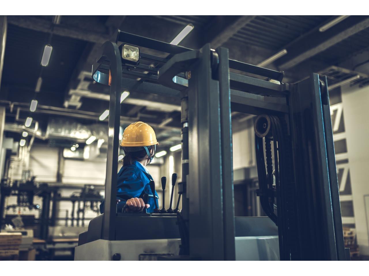 フォークリフトでの荷下ろし・格納運搬業務