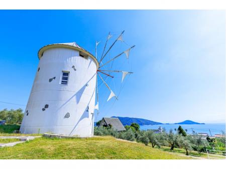 2026年夏リニューアルオープンするデザイナーズホテルのフロントスタッフ