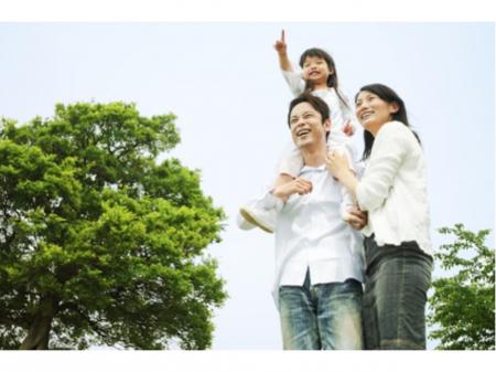 ２０２６年夏リニューアルオープンするデザイナーズホテルのフロントスタッフ