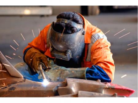 大型鉄鋼製品製造工場での大型ロールの溶接作業