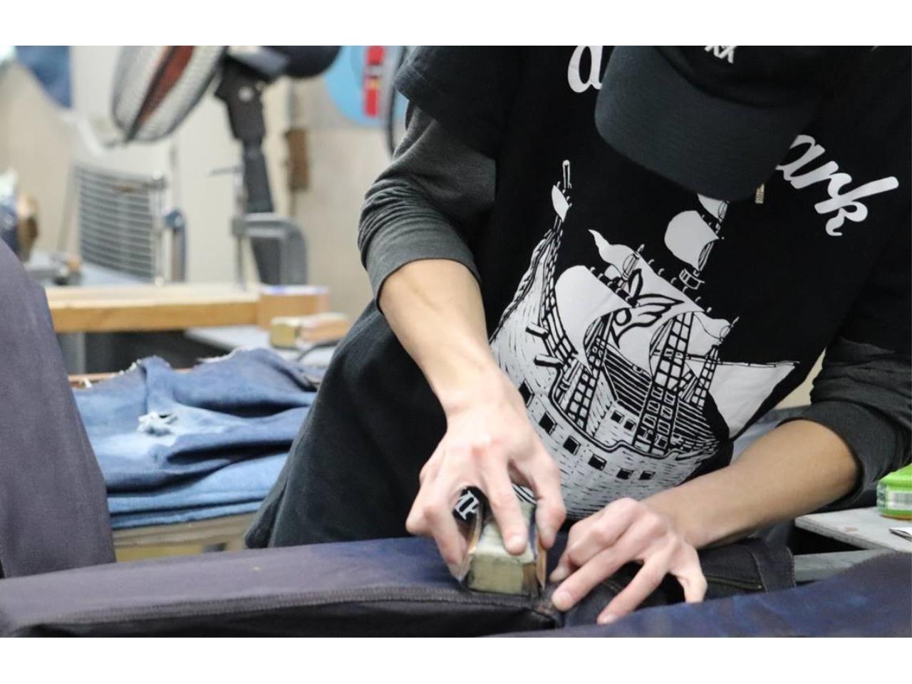 手作業中心デニムのダメージ加工