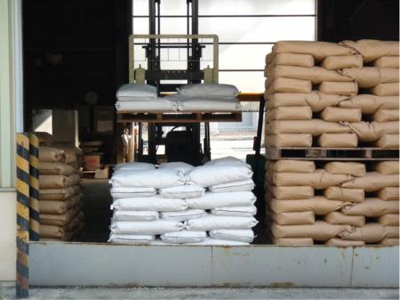 製品袋詰及び運搬作業