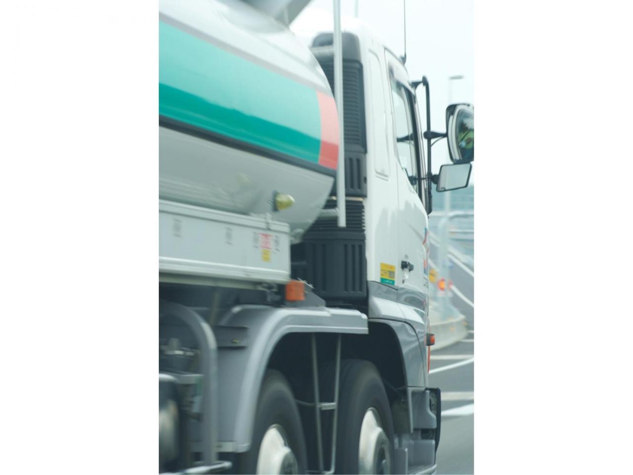 石油製品タンクローリードライバー