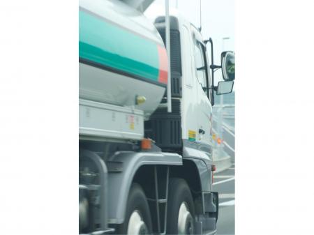石油製品タンクローリードライバー