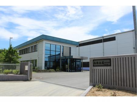 アルミ製品の機械加工や仕上げなどの工場内作業