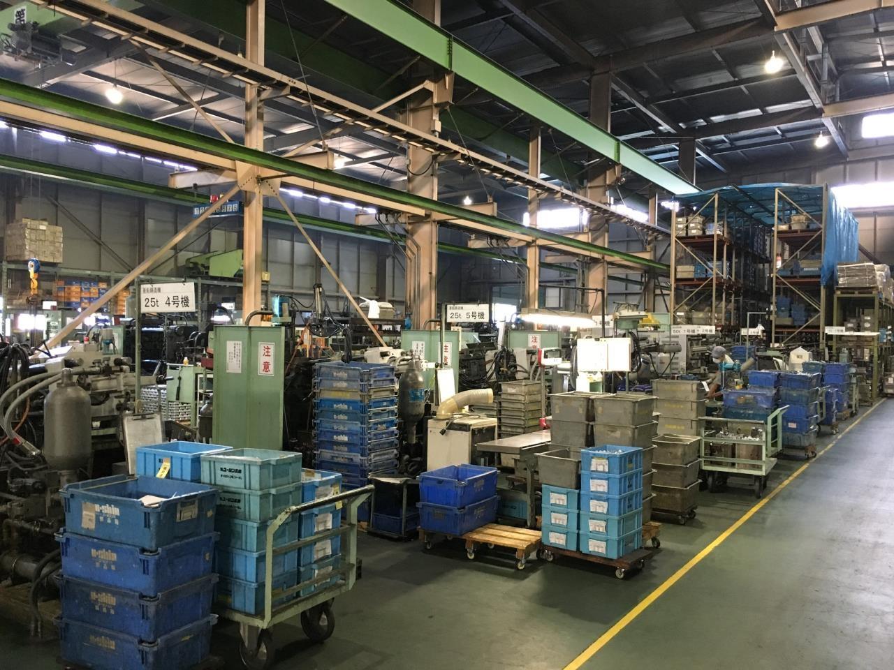 アルミ製品の機械加工や仕上げなどの工場内作業