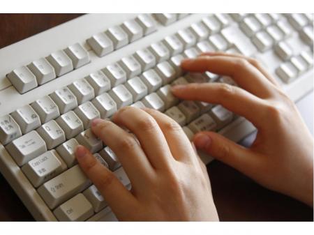 現場事務所でのデータ入力作業