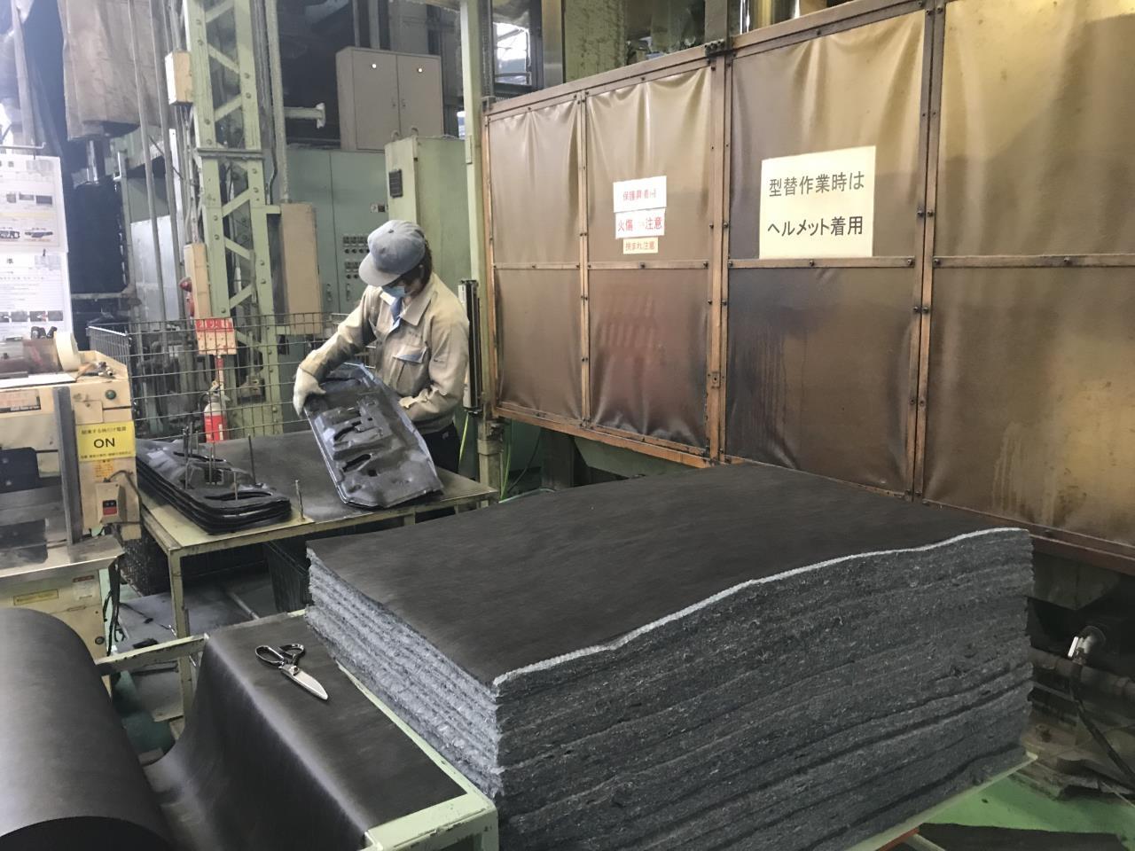 部品のプレス作業