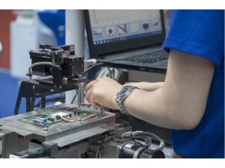 機械の組立・検査スタッフ