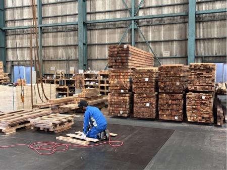 木箱の組立や梱包スタッフ