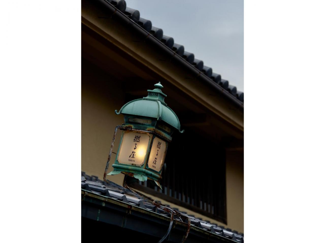 和風モダンな料理宿のフロントスタッフ