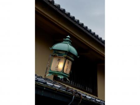 和風モダンな料理宿のフロントスタッフ