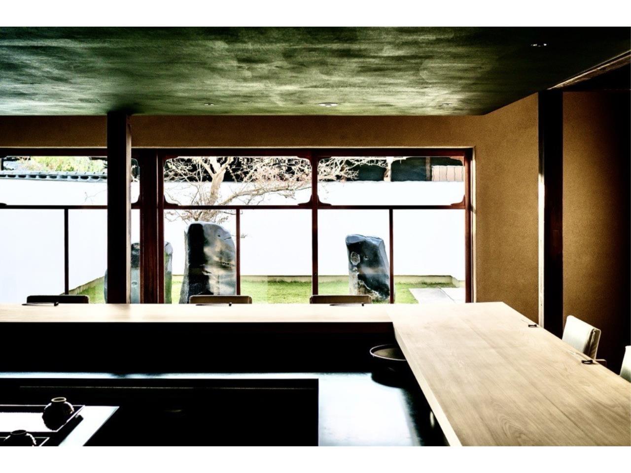 和風モダンな料理宿での料理人