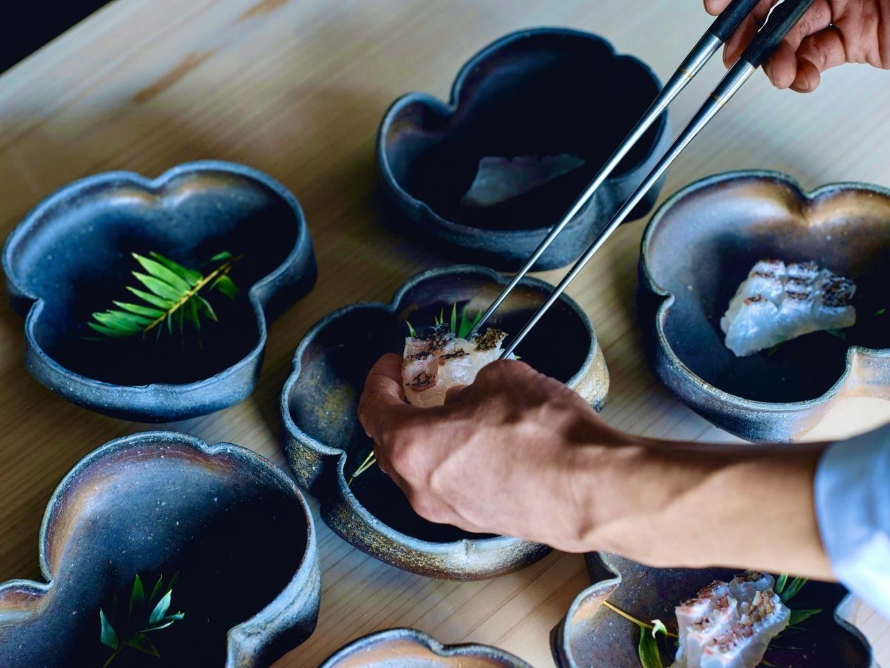 和風モダンな料理宿での料理人