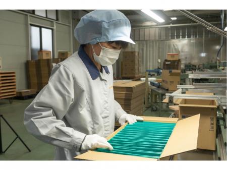 文具ファイルの梱包作業