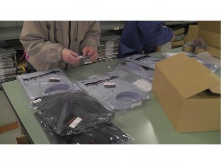 倉庫内での学生服出荷作業
