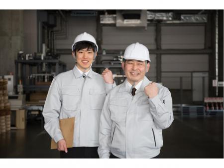 化学原料の製造工場での原料投入および梱包作業