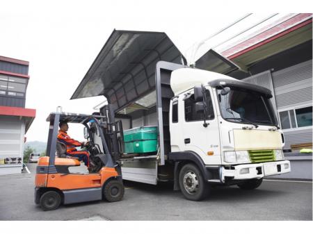 プラスチック製品をリフトを使用しての運搬作業