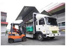 プラスチック製品をリフトを使用しての運搬作業