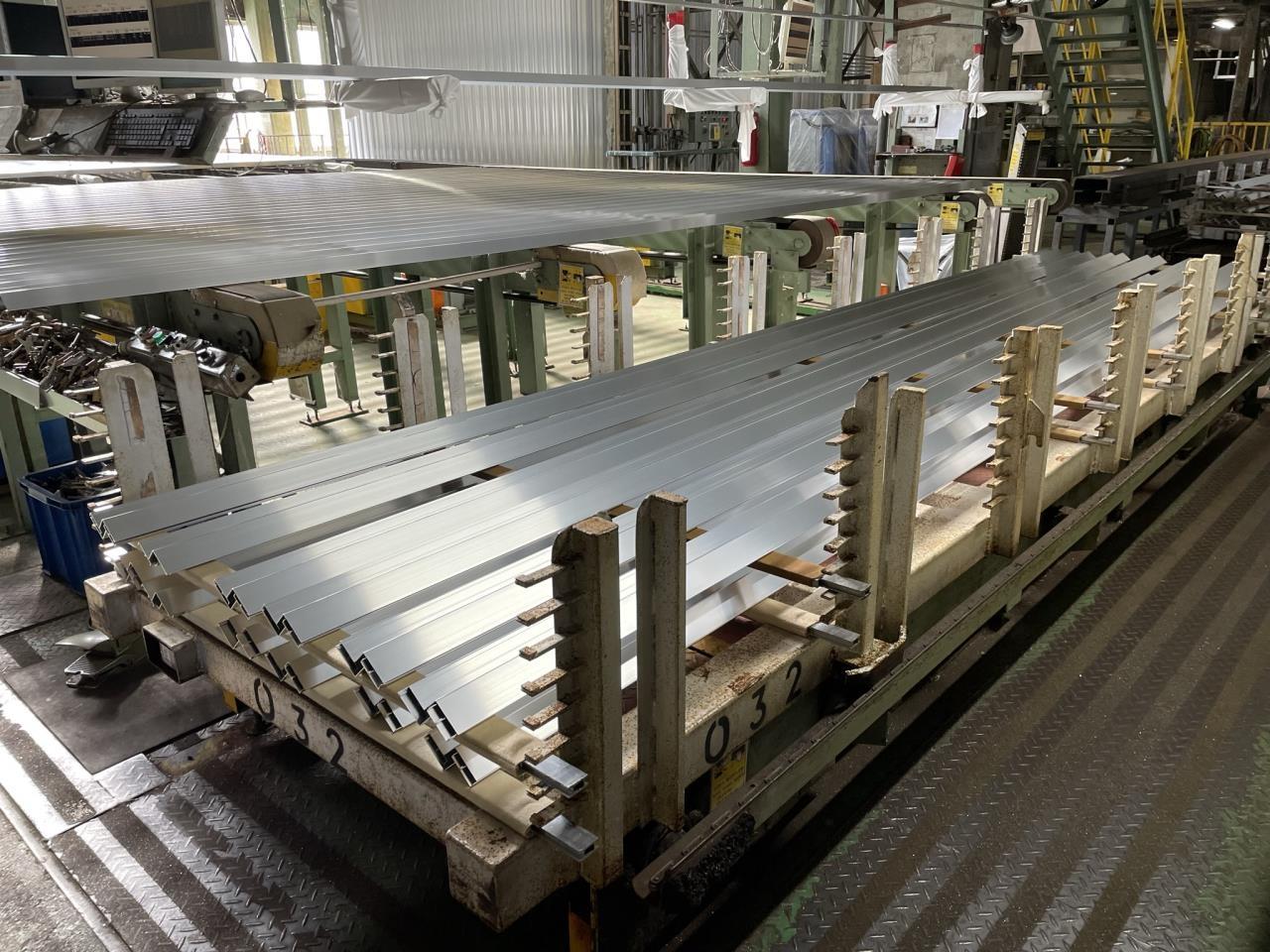 【３交代】未経験でも大丈夫♪アルミ形材加工のお仕事です