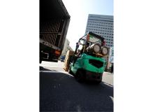 出荷部門でのフォークリフト作業