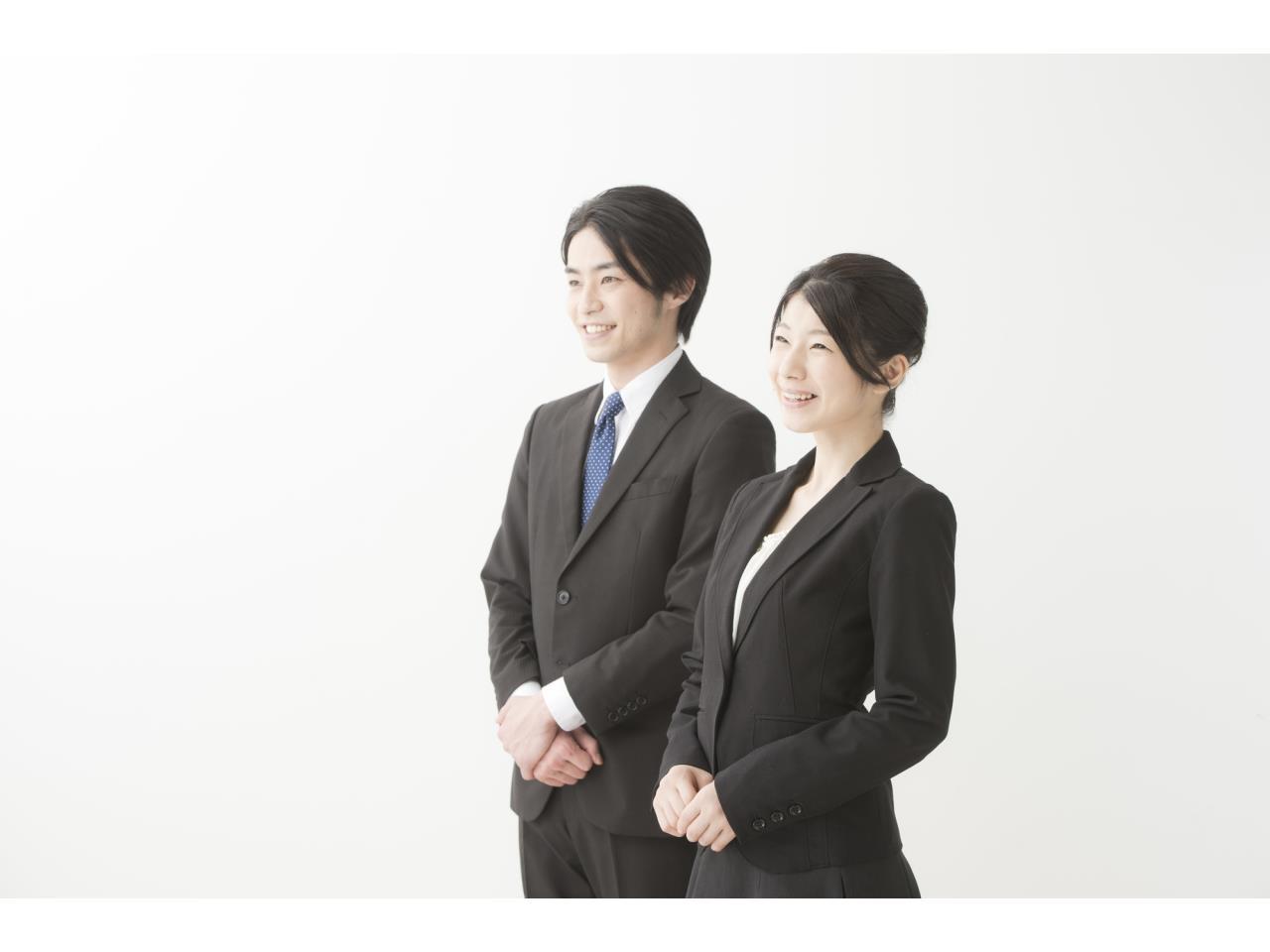 百貨店内でのアクセサリーや骨董品などの店舗買取スタッフ