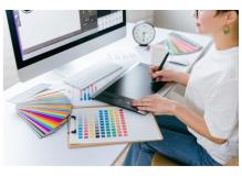 『更新日：2026/3/5』<BR><BR>倉敷市児島で合繊ニット商品（ポロシャツ、Tシャツ）」等の製品を生産、販売している会社の正社員募集です。<BR>作業用ユニフォームなどのデザインをお任せします。