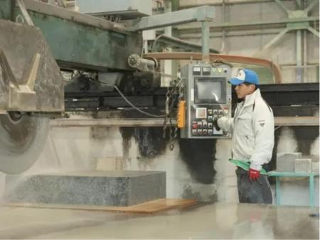 墓石の製造・検品職