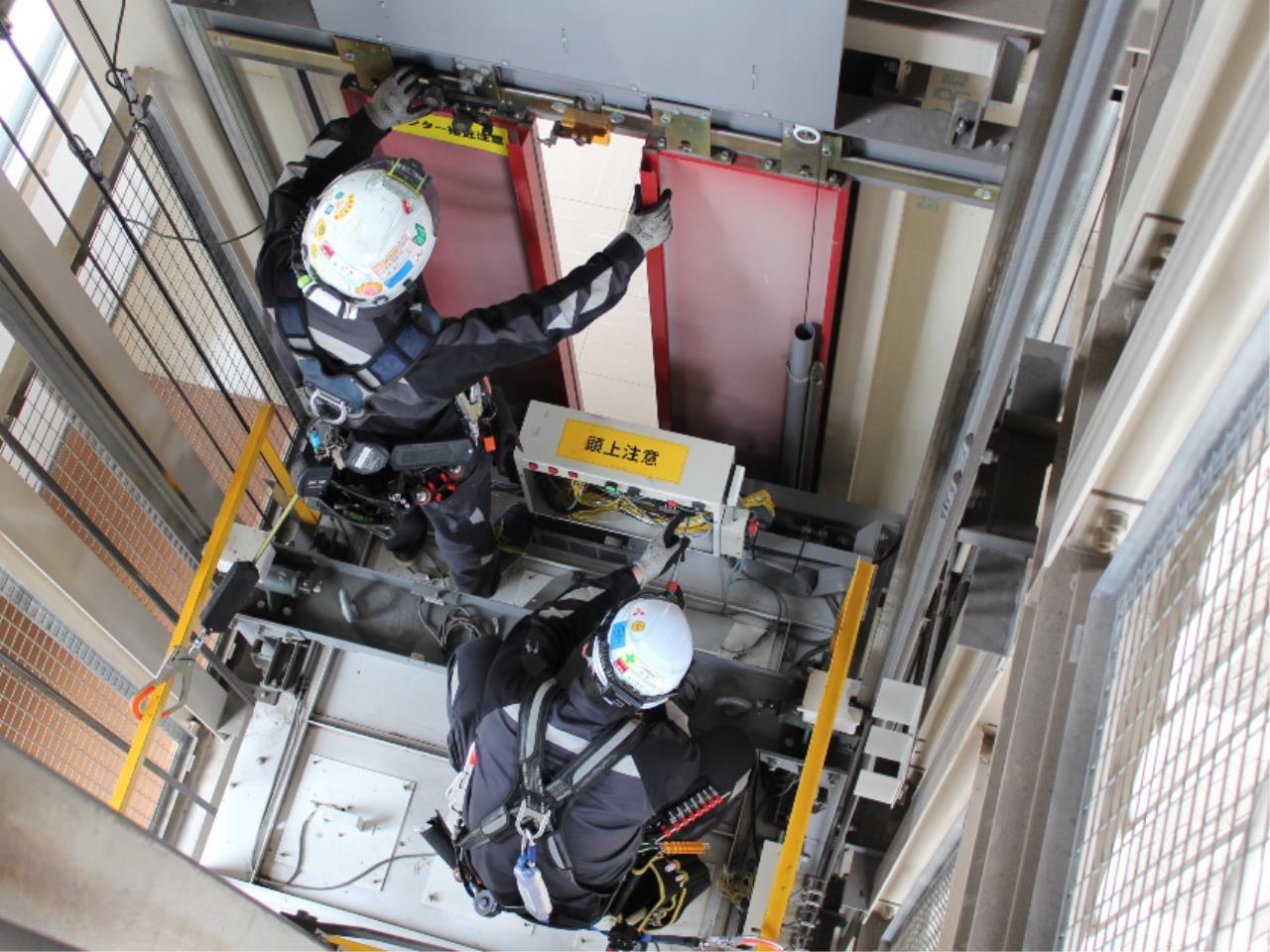 エレベーターの据付エンジニア