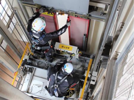 エレベーターの据付エンジニア