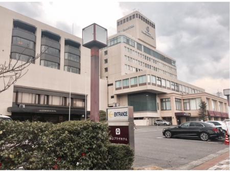 ホテル内レストランでの朝食スタッフ