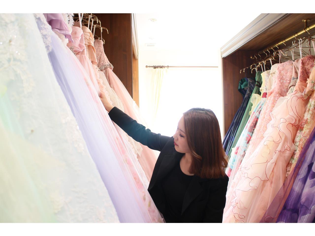 ウェディングドレスなどのレンタル衣裳のお直し縫製作業