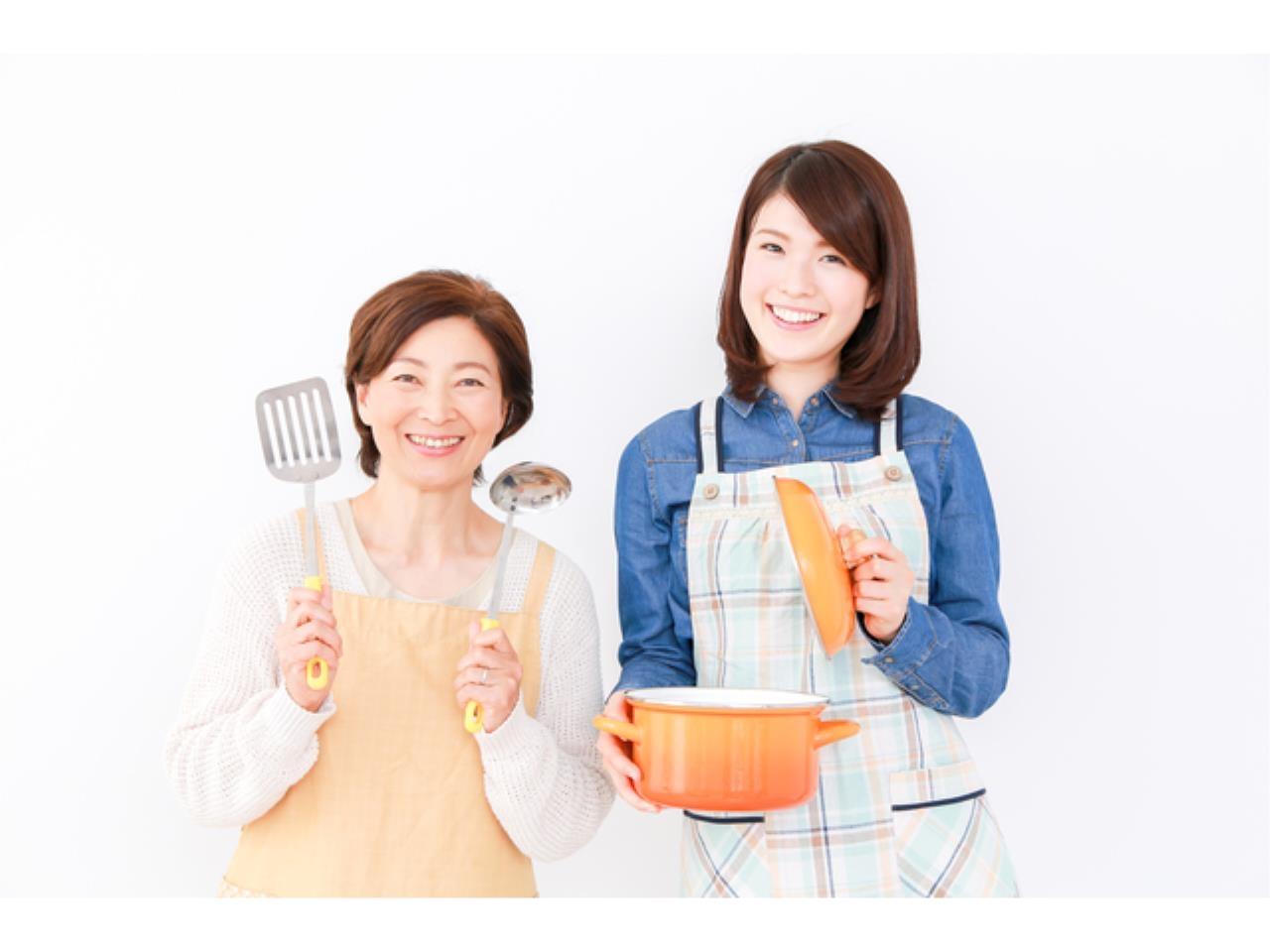 工場内社員食堂での配膳スタッフ