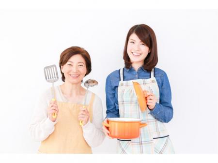 工場内社員食堂での配膳スタッフ