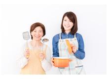 工場内社員食堂での配膳スタッフ