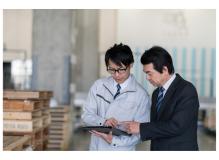 『更新日：2026/4/27』<BR><BR>◎ 福山発 全国に広がるワークウェアメーカーの中枢で働く<BR>◎ 安定したメーカーで 腰を据えて生産管理<BR>◎ 国内から海外まで ものづくりを動かす仕事