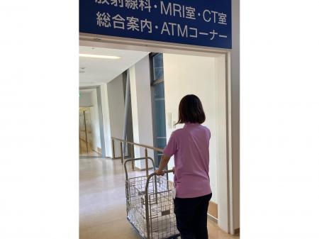 土日祝休み日勤で未経験ＯＫ　リネン類の運搬・回収スタッフ