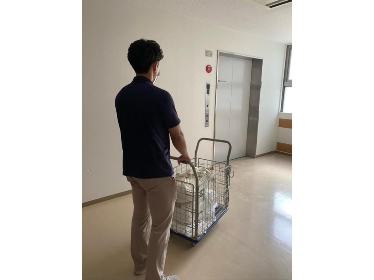 土日祝休み日勤で未経験ＯＫ　リネン類の運搬・回収スタッフ