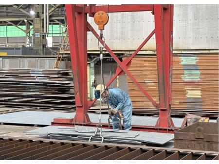 大型船舶用鋼材製品の運搬、ガス溶断作業