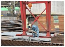 大型船舶用鋼材製品の運搬、ガス溶断作業