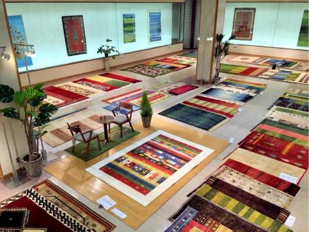 手織り絨毯などインテリア販売スタッフ