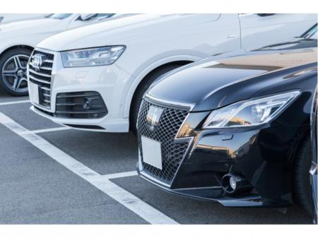 カーディーラーでの車内清掃と拭き上げ作業
