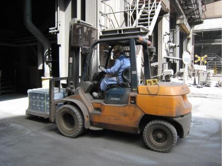 カウンター式リフトを使用して入出庫作業