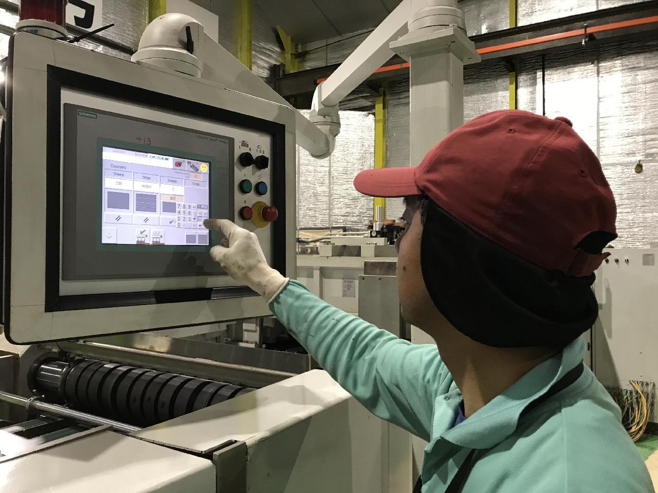 ①スチール缶の製造スタッフ、②倉庫への製品運搬スタッフ(フォークリフト作業) ※動画あり