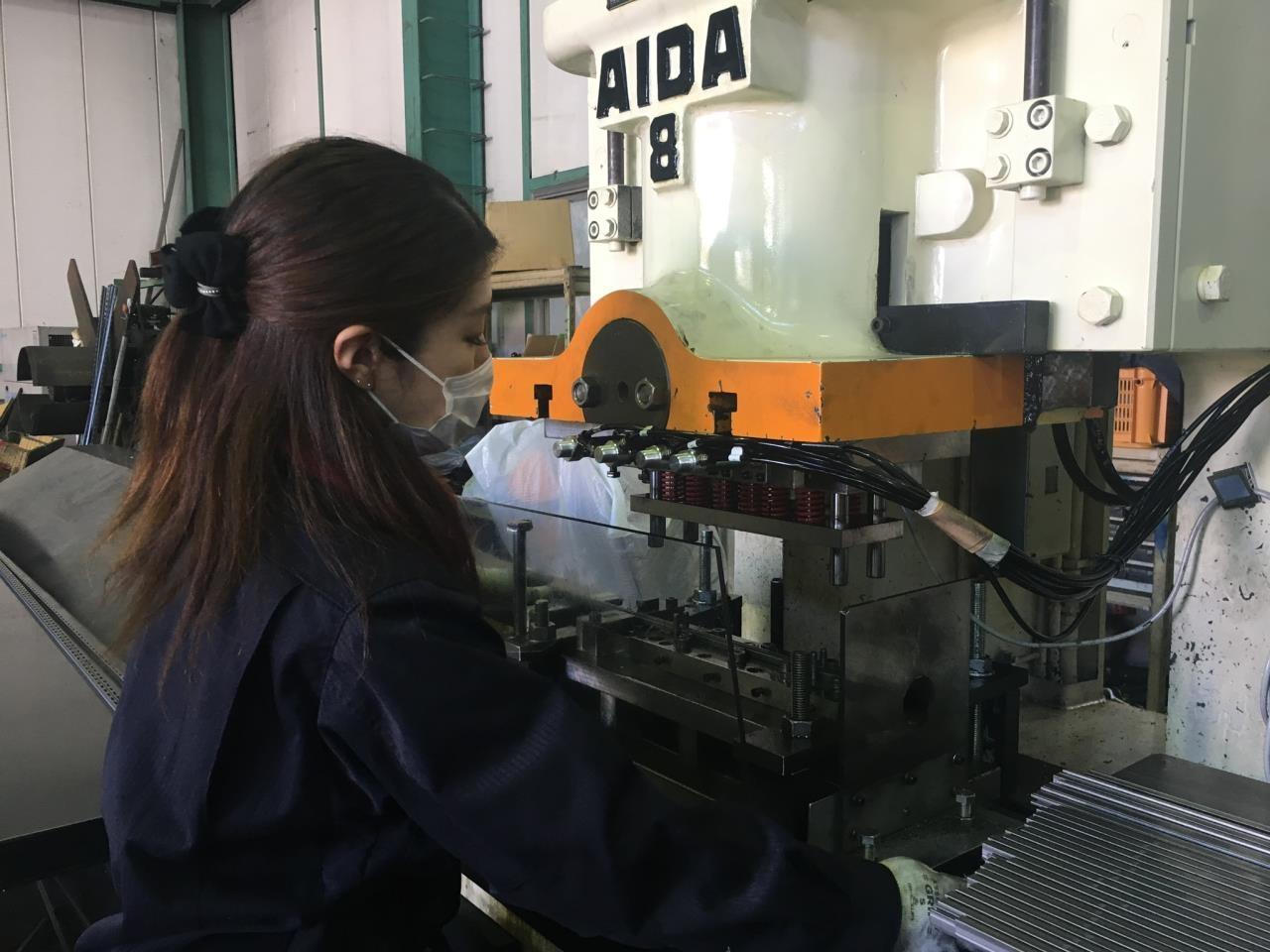 男女スタッフ活躍中!残業ほぼ無し!軽量部品のプレス・検査作業 ※工場内軽作業※