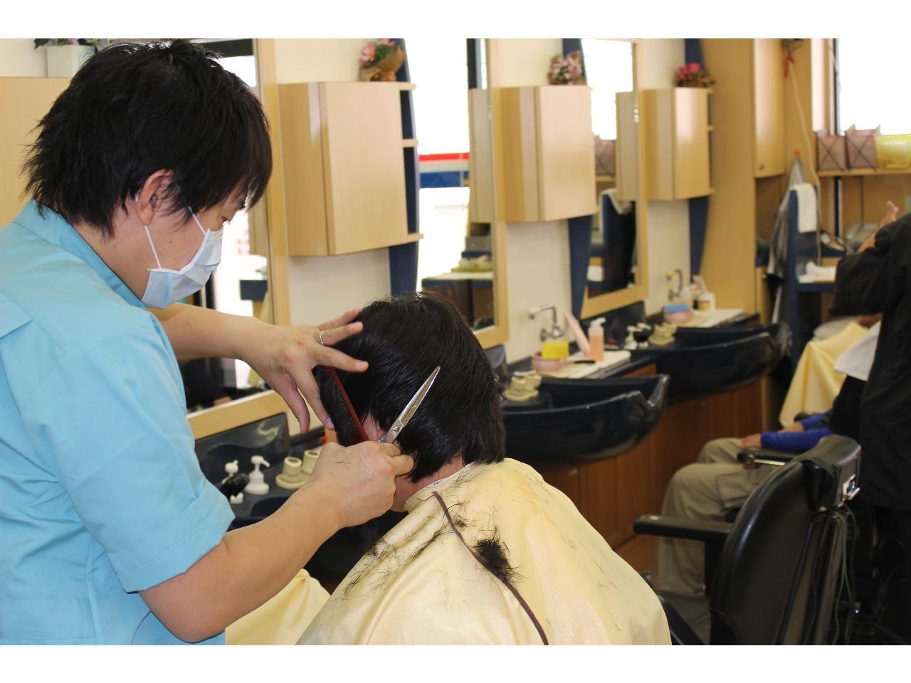 働ける曜日&時間帯でOK!時給1,100円の美容師・理容師